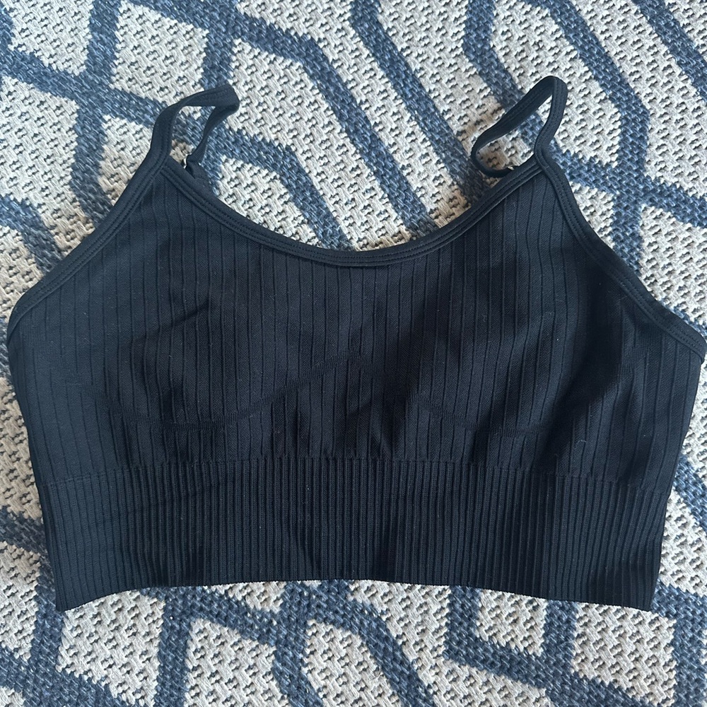 Elegant Black Ribbed Sports Bra